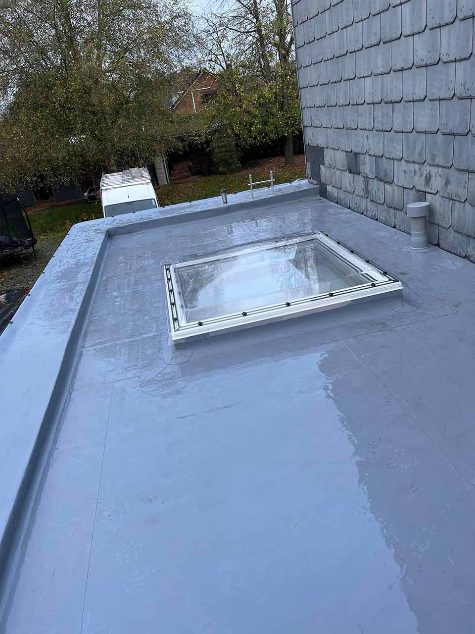 Toiture plate et plateforme